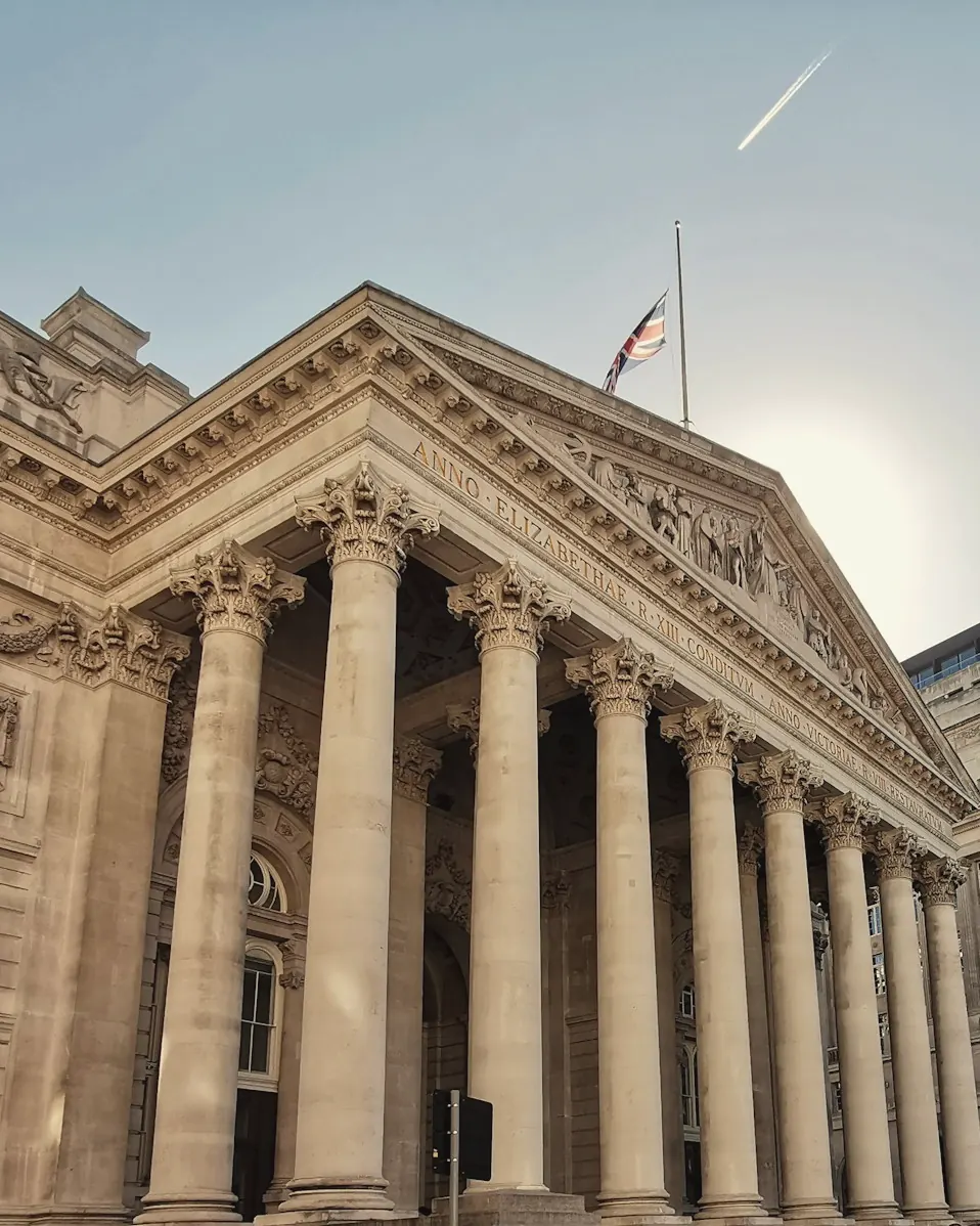 London Sitisində, Bank qovşağında Kral Birjasının portiki; Korinf sütunları axşamın alçaq günəşi ilə işıqlanır